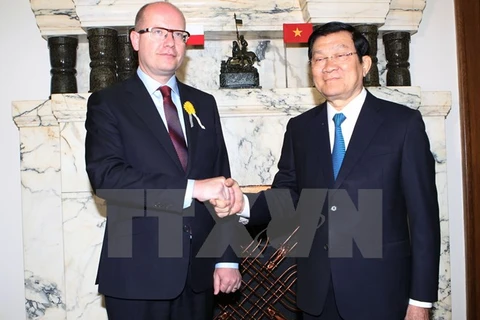 Le président Truong Tan Sang et le Premier ministre tchèque Bohuslav Sobotka. (Source: VNA)